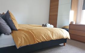 Luxury 1-Bed Apartment With Stunning City Views Perfect For Short Stays In London